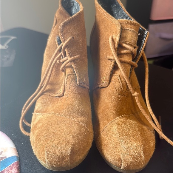 Toms Tan Wedge Shoes with Suede Finish - Picture 3 of 7